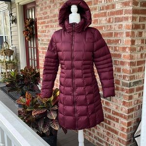 Like new! North Face parka ladies true to size medium, removable hood!